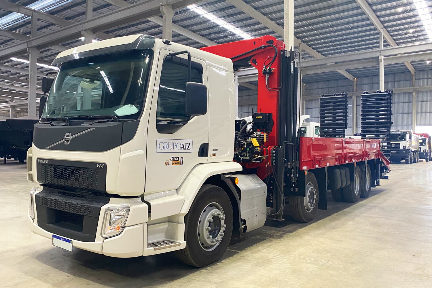 Caminhão Volvo VMX 360 8x2 24/25 Guindaste Palfinger 45Trave c/rampa + Plataforma fixa