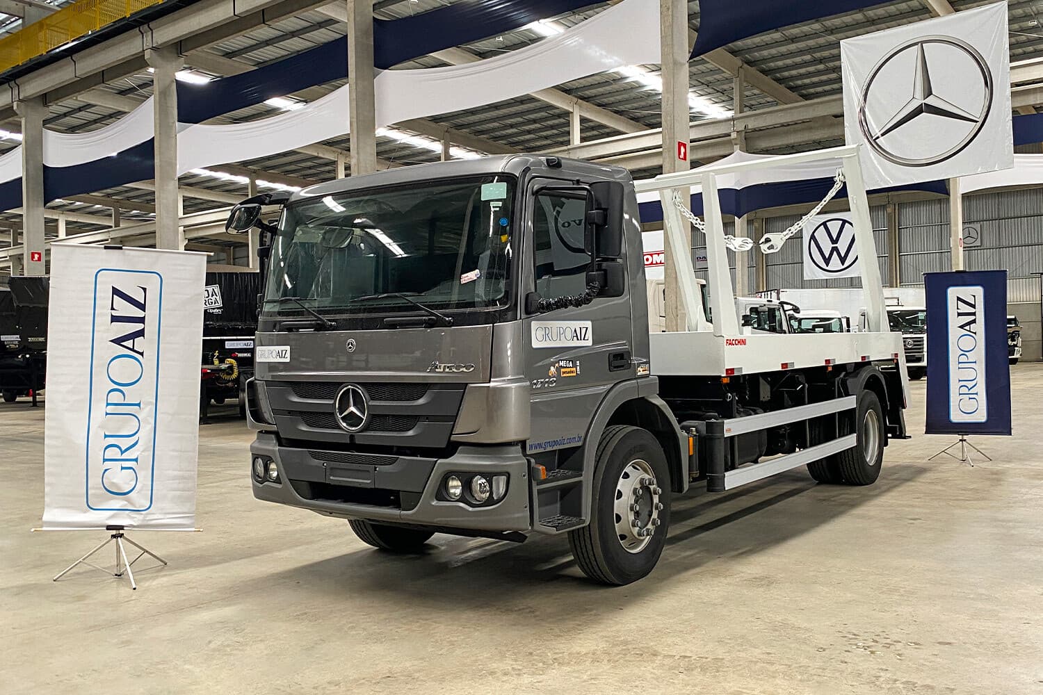 Caminhão MB Atego 1719 4x2 24/25 Polinguindaste Duplo Não Articulado 9 Ton