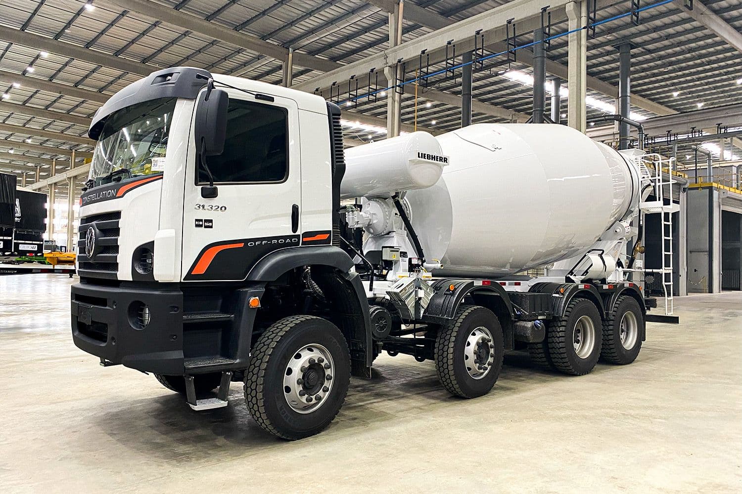 Caminhão VW 31.320 8x4 24/25  Betoneira 10m³ Liebherr